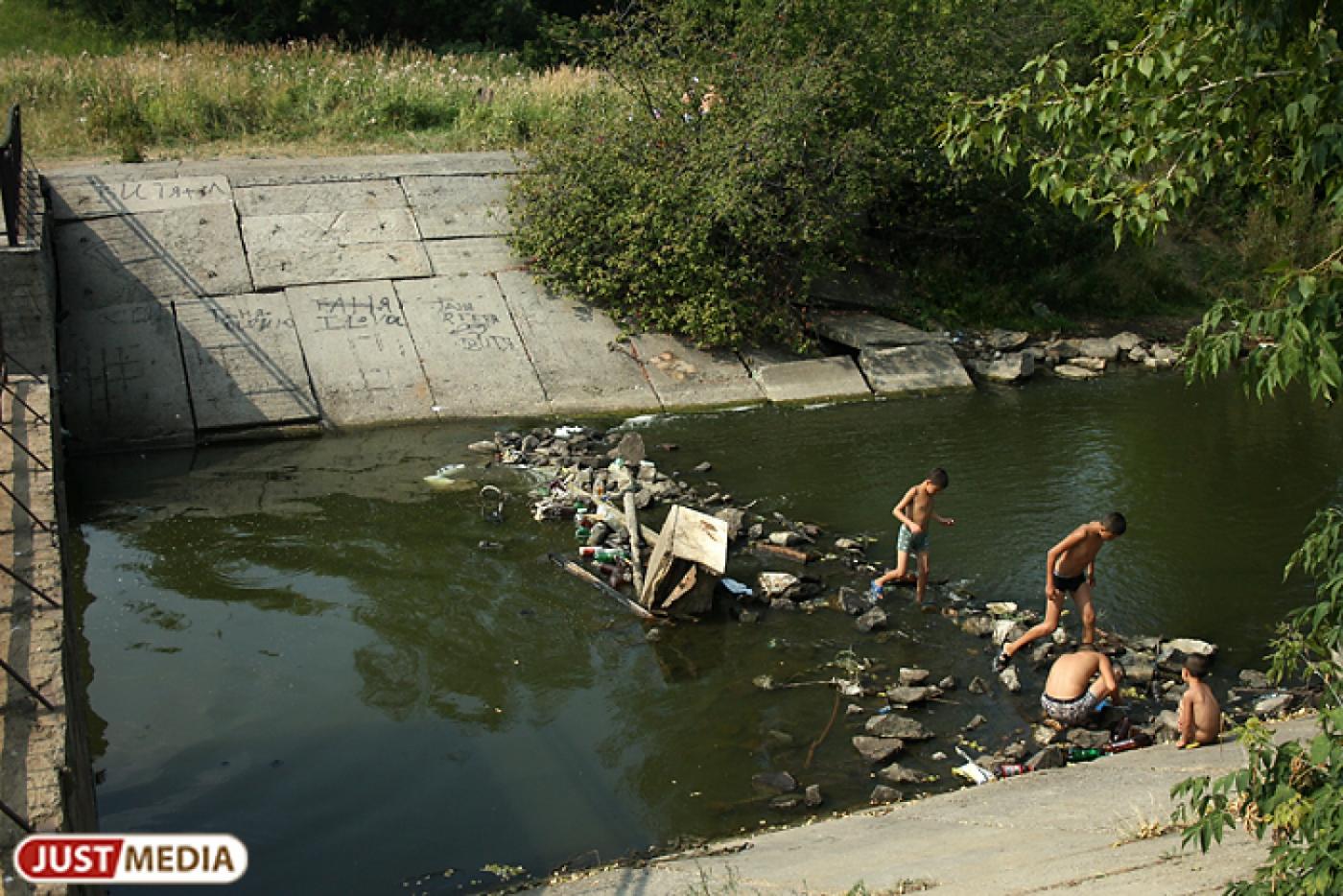 На Среднем Урале открыты 17 пляжей. Спасатели просят свердловчан не пренебрегать запретами и не купаться в необорудованных местах - Фото 1