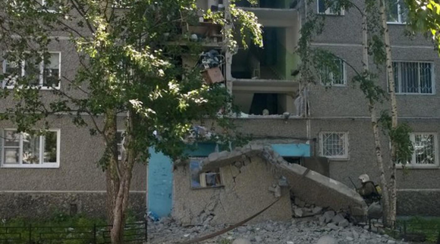 Разнесло входную группу и несколько квартир. На ЖБИ в жилом доме произошел взрыв газа.  - Фото 1