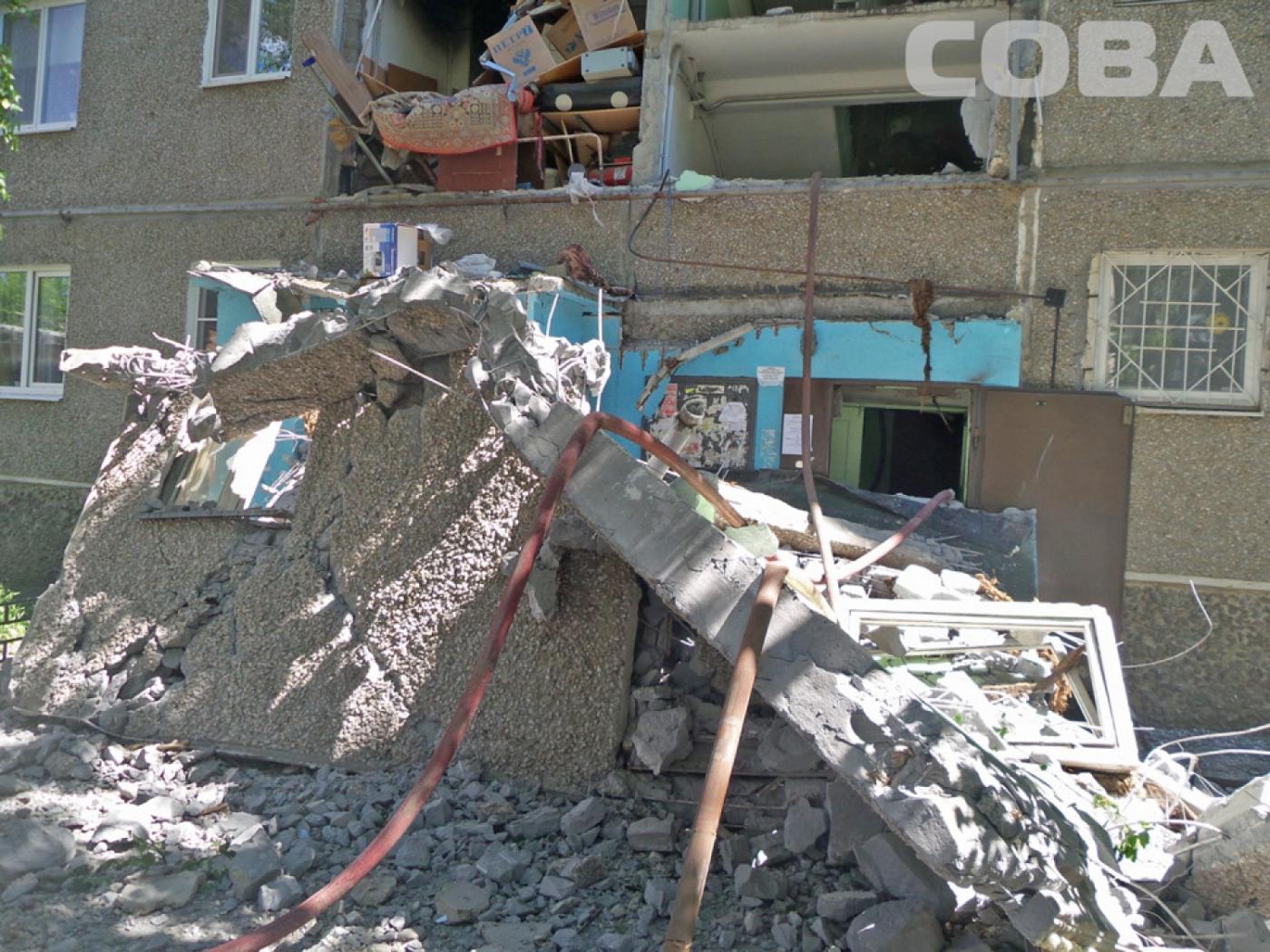 Во взорвавшейся квартире делали ремонт. Пьяный мужчина закурил у окна и через секунду мощным хлопком его выбросило со второго этажа - Фото 1