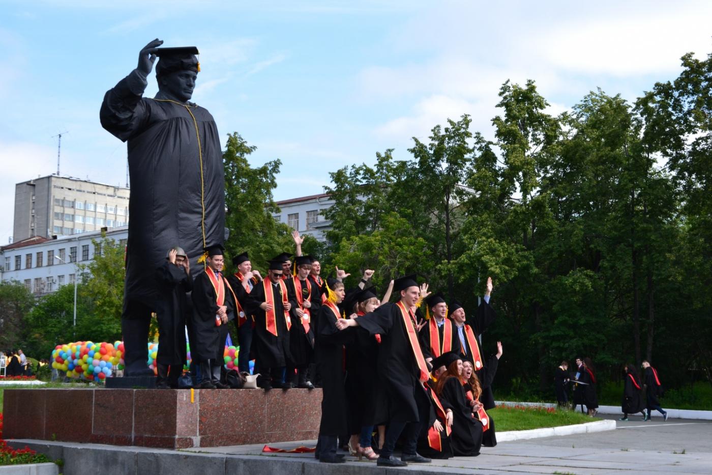 Тысячи студентов получили дипломы о высшем образовании под музыку ди-джея, который открывал Олимпиаду в Сочи - Фото 1