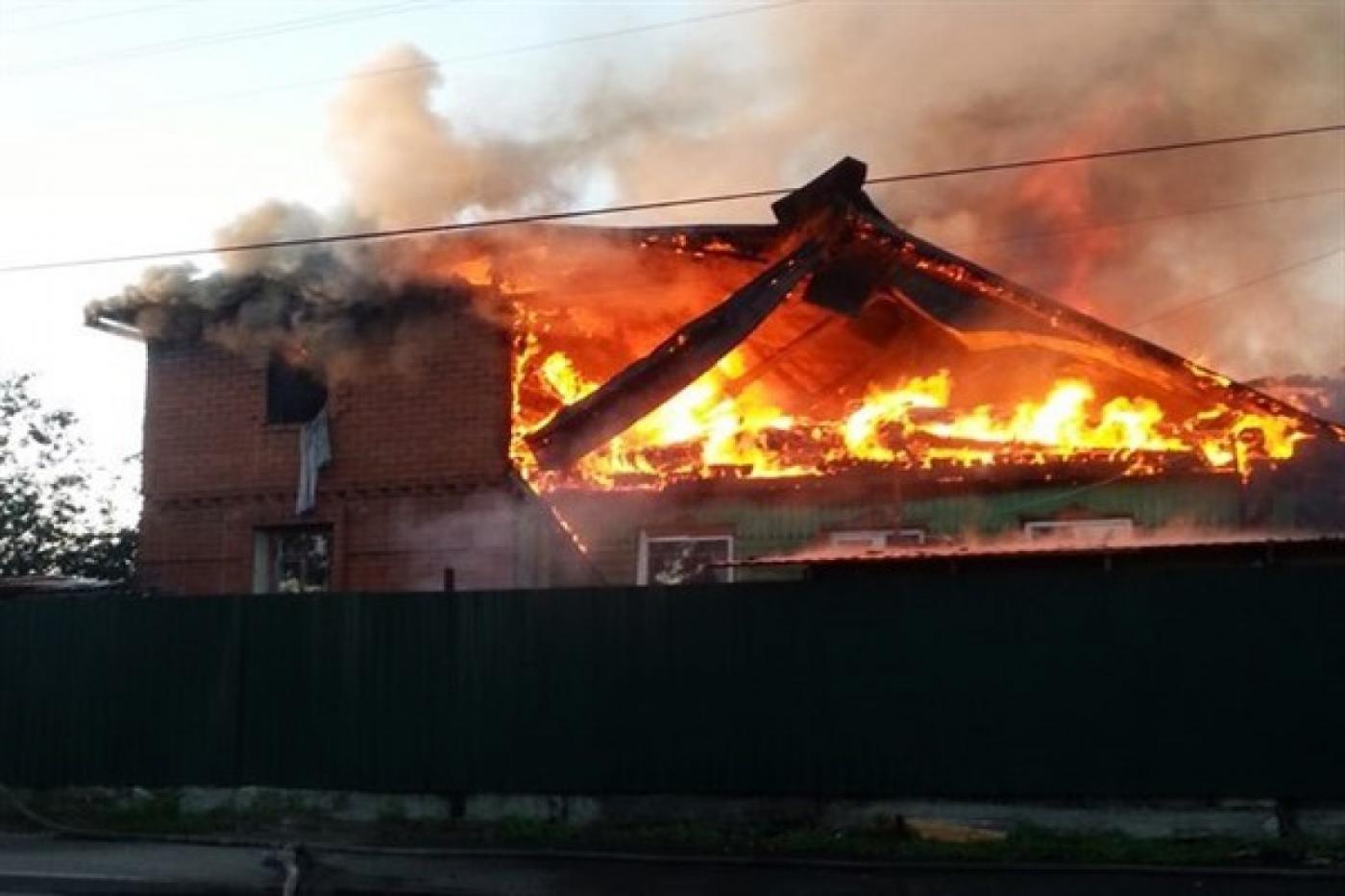 На Семи ключах сгорел дом, в котором жила многодетная семья. ФОТО  - Фото 1