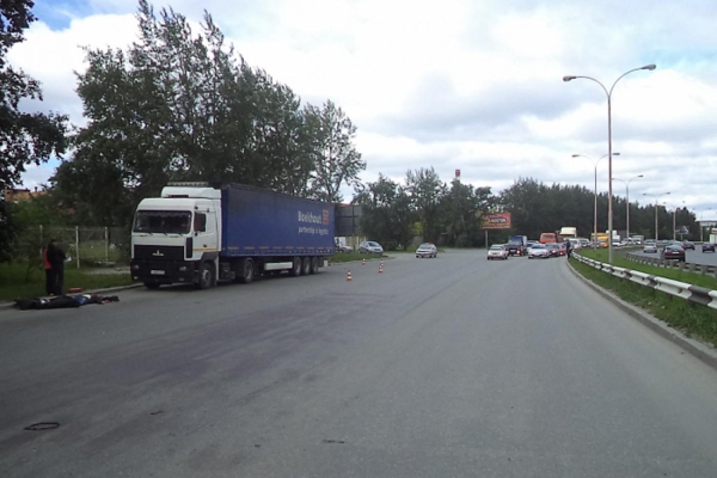 В Екатеринбурге под колесами МАЗа погиб скутерист - Фото 1