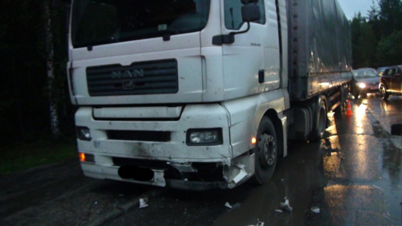 В Екатеринбурге водитель грузовика протаранил легковушку с семьей из трех человек - Фото 1