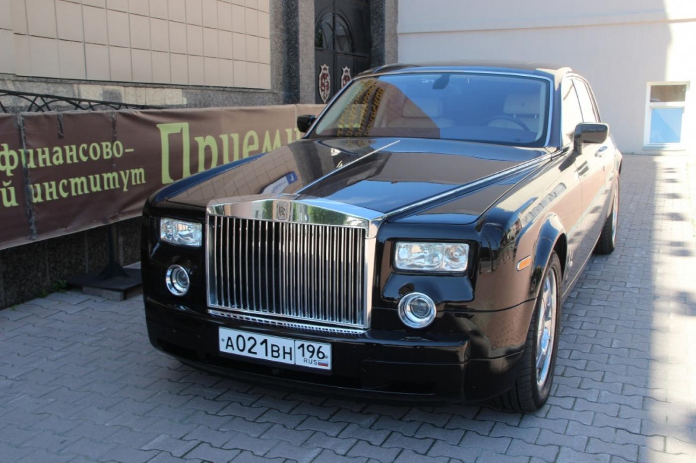 Горожане натравили армию сотрудников ГИБДД на припаркованный на тротуаре Rolls-Royce  - Фото 1