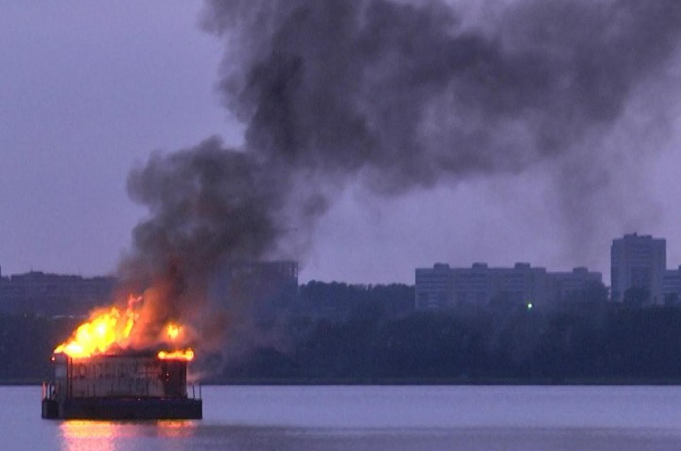 Рано утром в Екатеринбурге полыхала «плавучая баня» - Фото 1