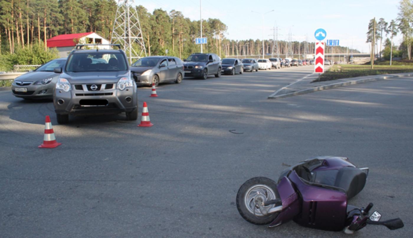 В Екатеринбурге пятнадцатилетний водитель мопеда влетел во внедорожник - Фото 1