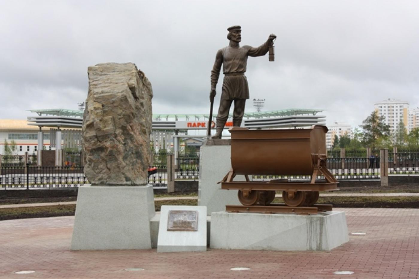 В центре Верхней Пышмы появился бронзовый рудокоп - Фото 1