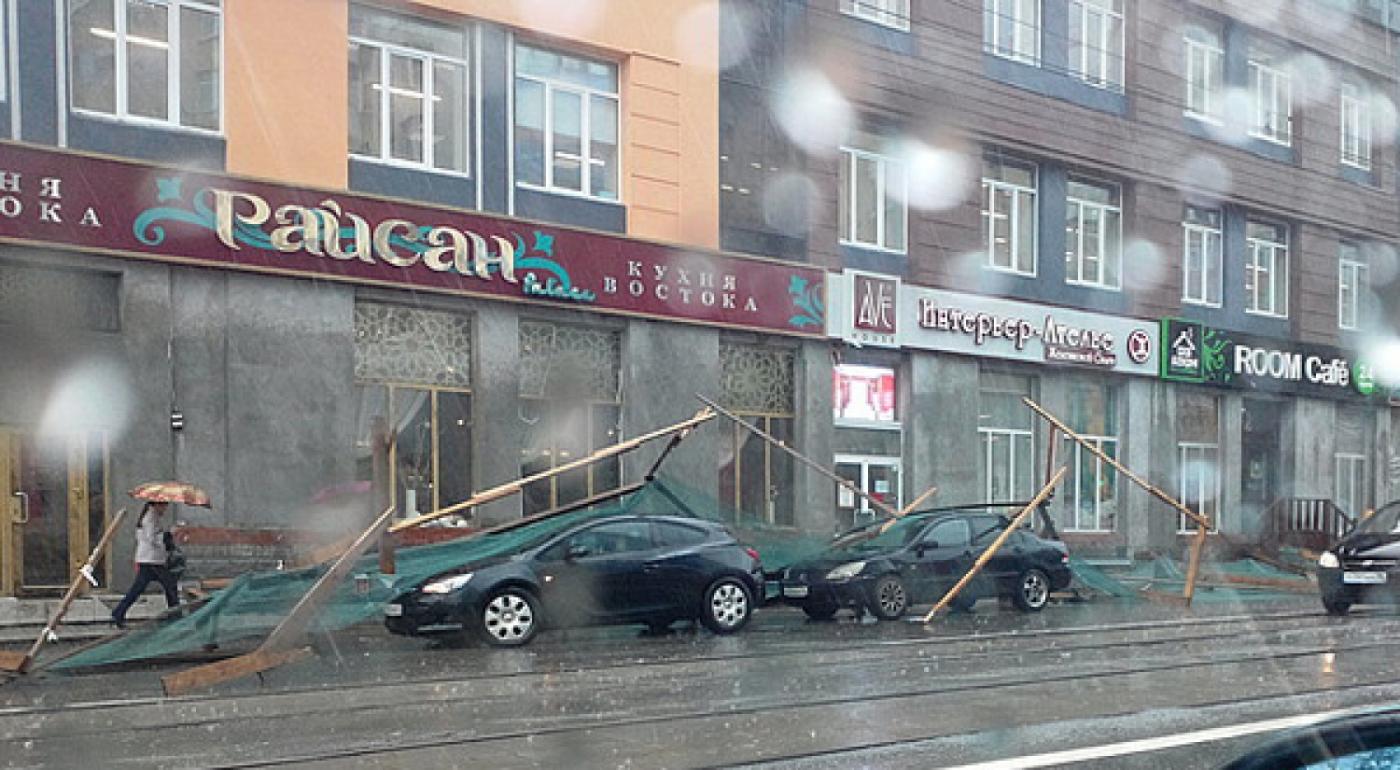 «Рукожопы». На Радищева временные ограждения упали на припаркованные у кафе машины - Фото 1