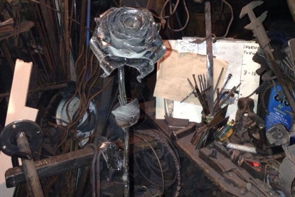 За мир во всем мире. Кузнец из Екатеринбурга отправил Селене Гомес символ Донецка и пригласил ее выступить на Украине и России - Фото 1