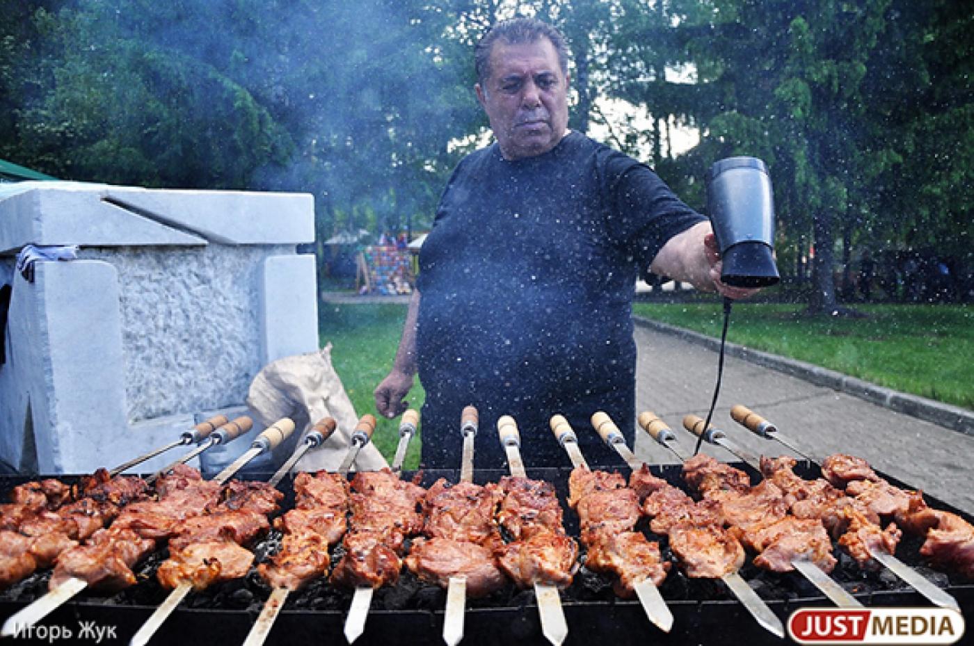 Свердловские эпидемиологи призывают любителей мяса тщательно проверять и обрабатывать продукцию - Фото 1