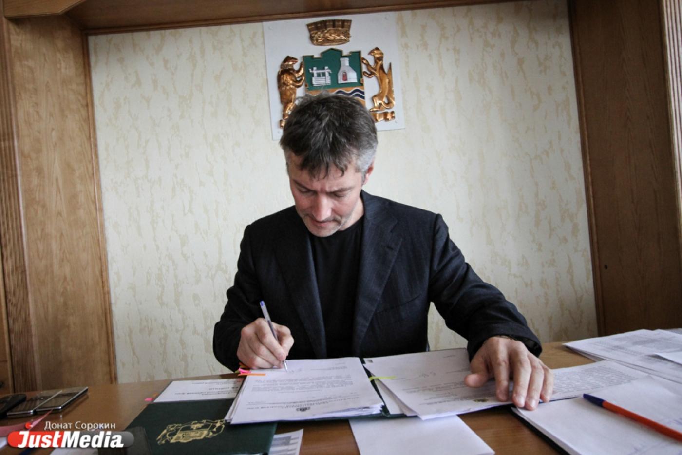 Единороссы в шоке! После убийства пенсионерки свердловские депутаты требуют от Ройзмана отчеты о работе с гражданами - Фото 1