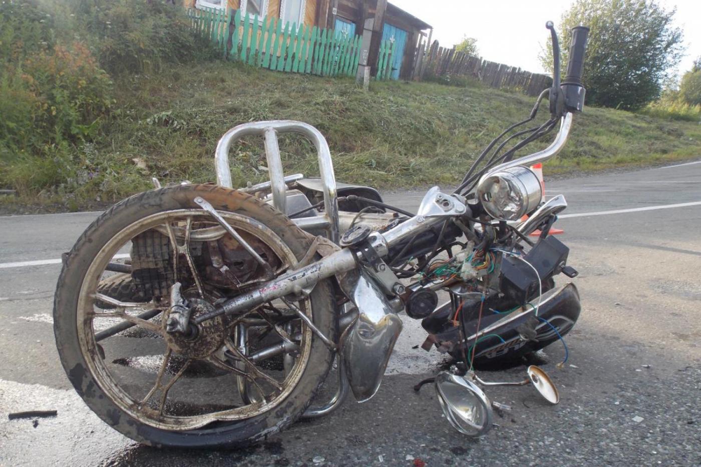 Под Ирбитом водитель скутера, выехав на встречку, разбил Оку. ФОТО - Фото 1