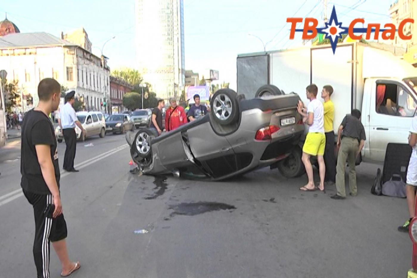 Водитель «Газели» с трехмесячным стажем перевернул BMW в центре Екатеринбурга - Фото 1
