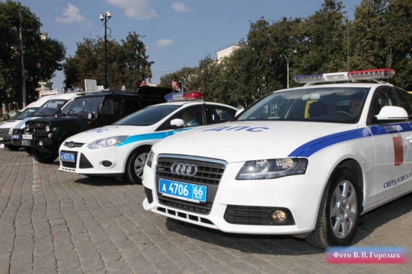 Полицейские промаршировали по площади 1905 года и показали екатеринбуржцам свою спецтехнику - Фото 1