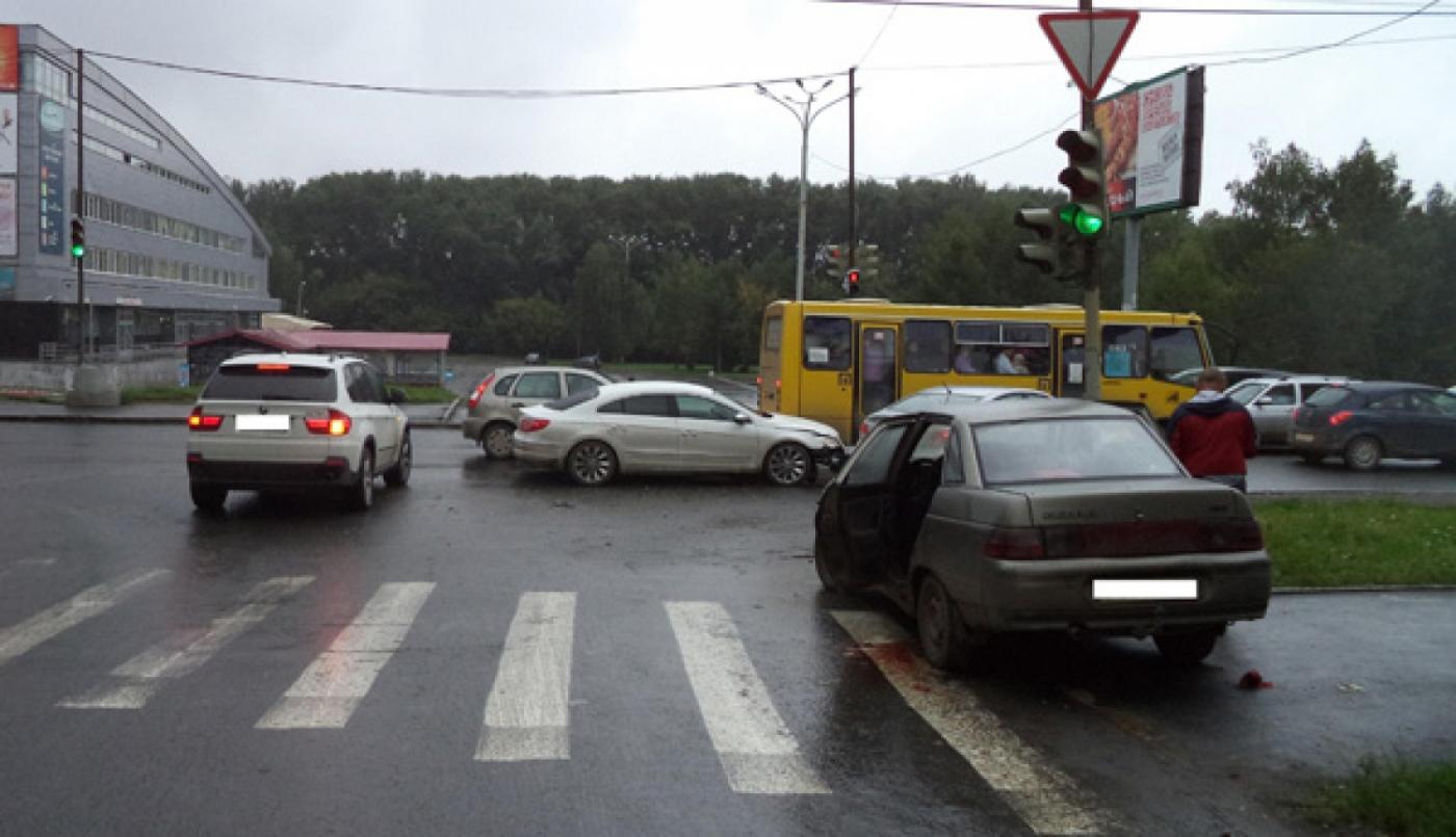 В Екатеринбурге  водитель ВАЗа, нарушив ПДД, покалечил двоих  взрослых и ребенка - Фото 1