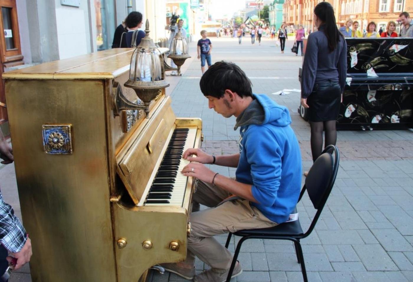 На улице Вайнера установили разукрашенные пианино. Теперь каждый желающий может на них поиграть - Фото 1