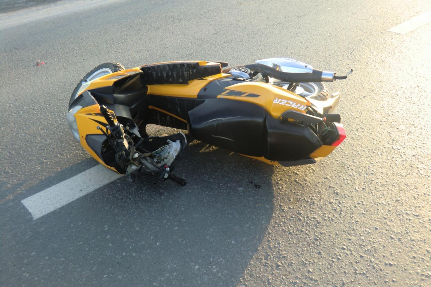 Не справился с управлением и врезался в ограждение. В аварии под Богдановичем погиб водитель скутера - Фото 1