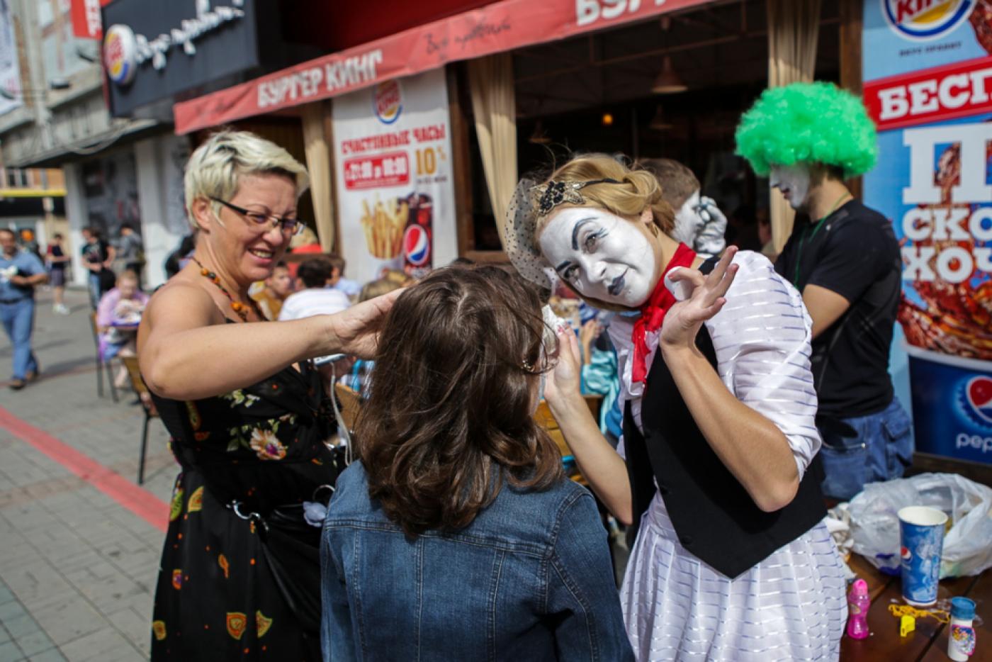 Жители Екатеринбурга могли протестировать  себя в роли мима - Фото 1
