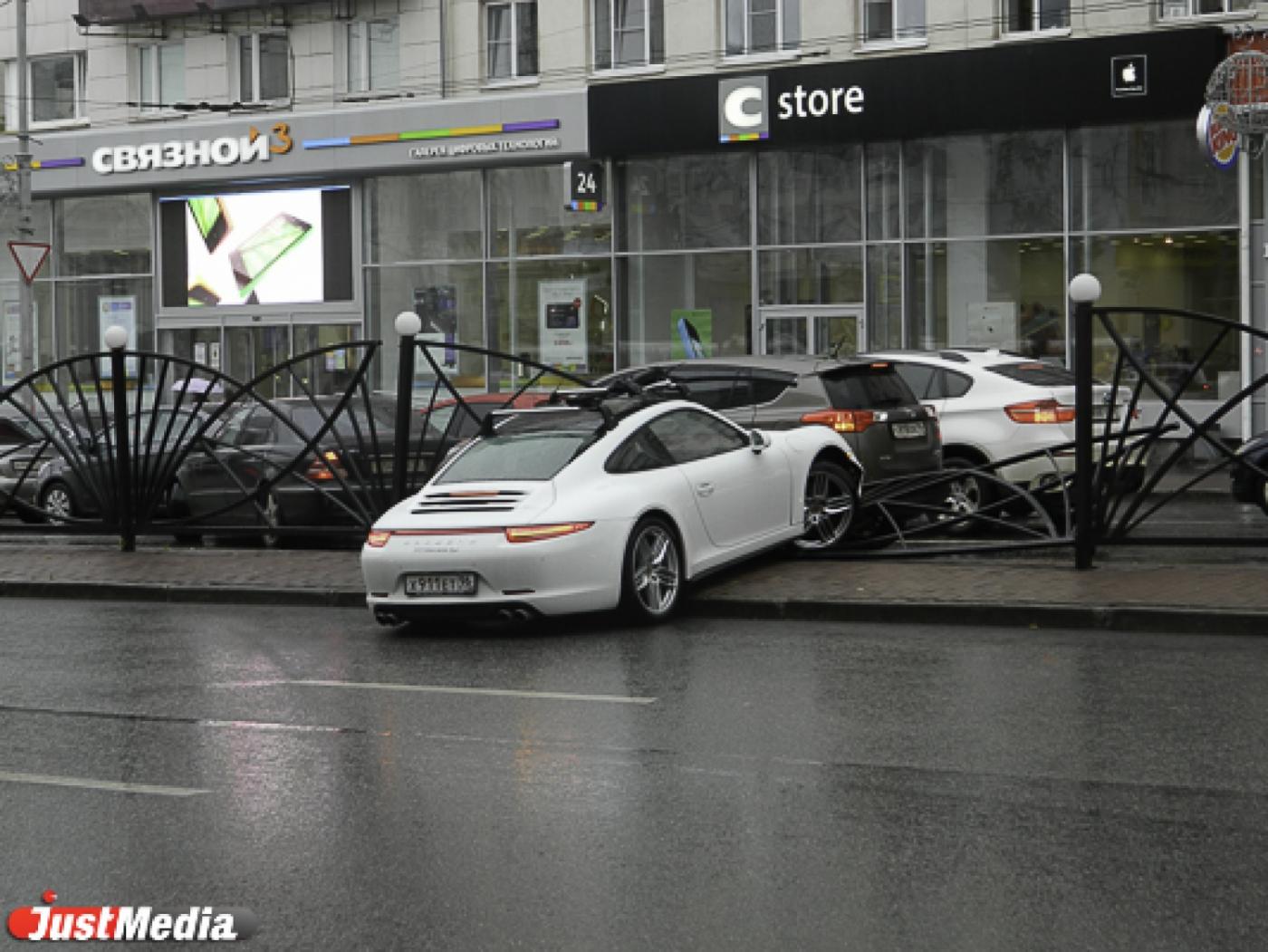 Не вписался в поворот. На Карла Либкнехта Порше снес разделительный забор. ФОТО - Фото 1