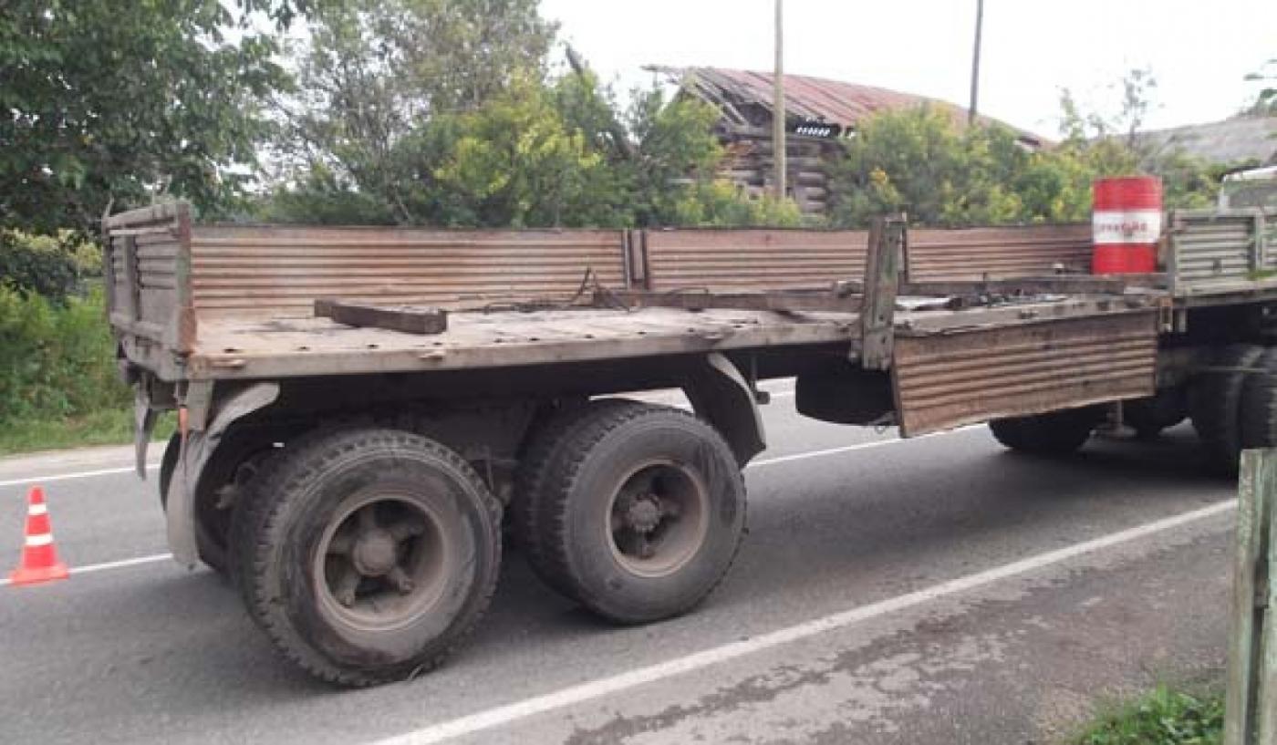 В Свердловской области двух пешеходов придавило металлическими трубами, высыпавшимися из КамАЗа - Фото 1