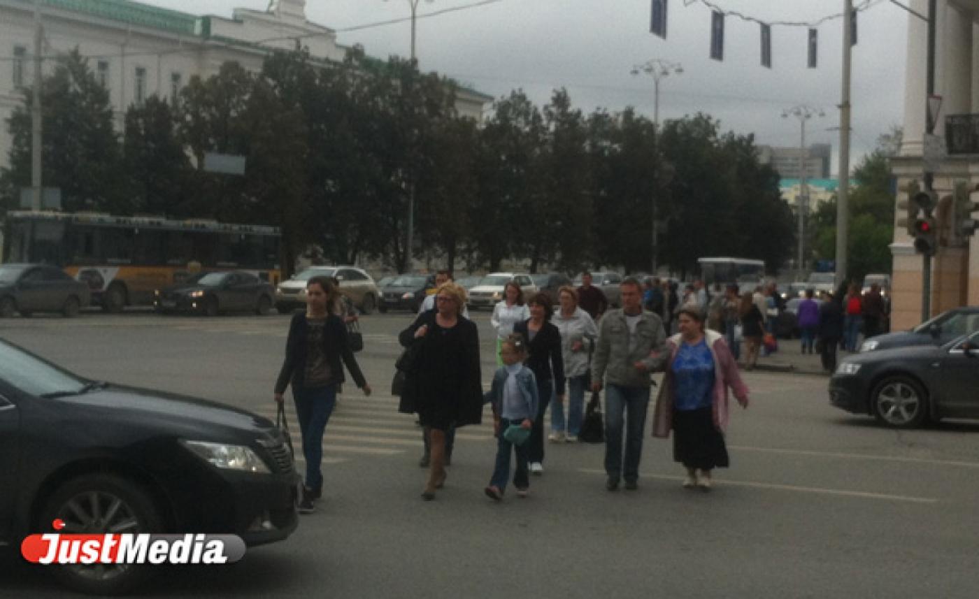 Пешеходы бросаются под колеса машин. На Ленина—8 Марта для них все время горит красный свет - Фото 1