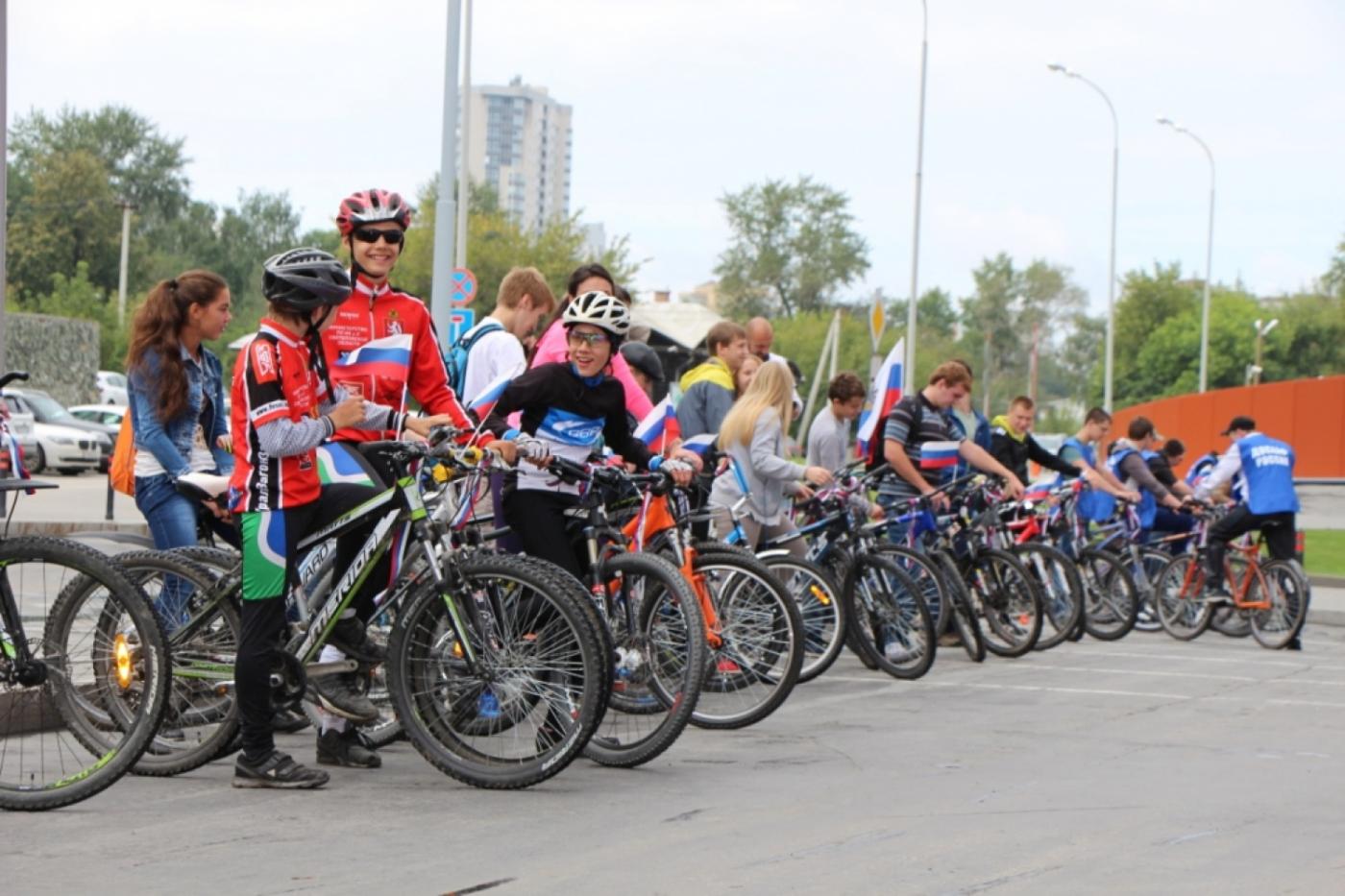 Под председательством Бабушкиной депутаты Коробейников и Артюх проехались по Екатеринбургу на велосипедах - Фото 1