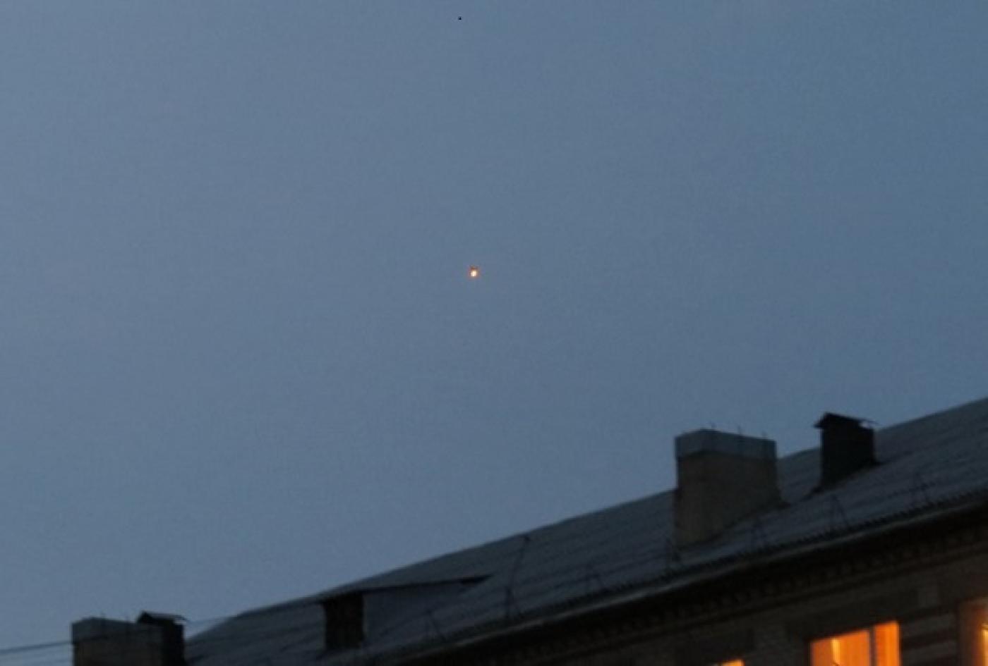 Инопланетяне? Светящийся объект в небе над Ревдой переполошил любителей-уфологов - Фото 1