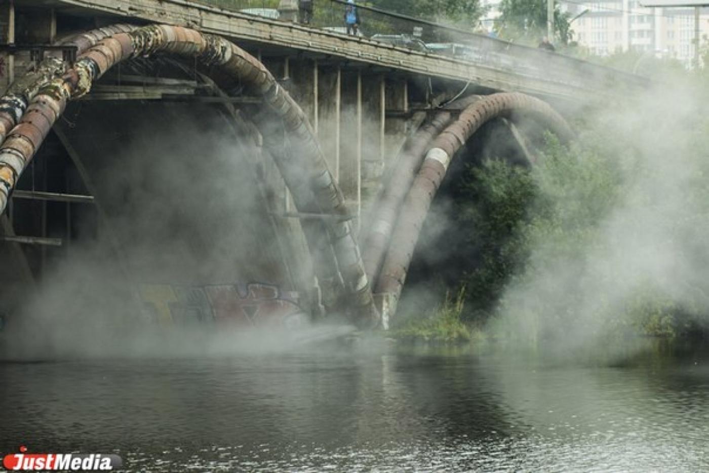 Под Макаровским мостом в Екатеринбурге, возможно, прорвало трубу - Фото 1