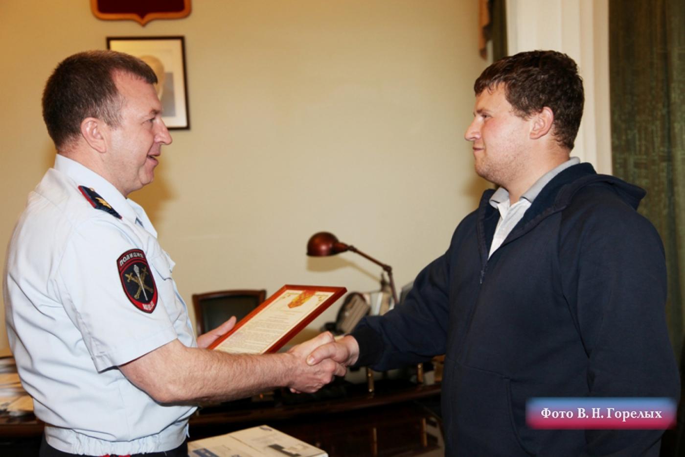 Екатеринбуржец в одиночку задержал злоумышленника, пытавшегося ограбить пункт выдачи микрокредитов - Фото 1