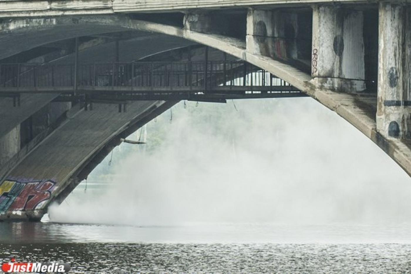 Под Макаровским мостом начали ремонт прорванной трубы - Фото 1