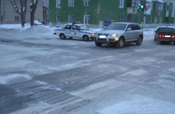 В Полевском водитель «Кашкая», проехав на красный, протаранил иномарку с ребенком - Фото 1