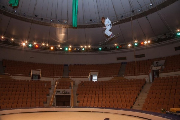 Лыжница под куполом цирка. Юная екатеринбурженка опробовала олимпийский вид спорта в необычном антураже - Фото 1