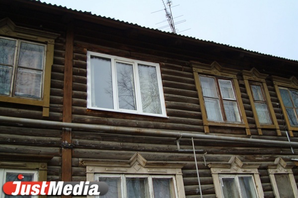 Жильцы обрушившегося аварийного барака в Первоуральске расселены в общежития - Фото 1