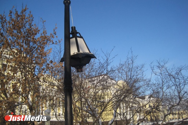 Аллея разбитых фонарей — в Екатеринбурге вандалы решили устроить полпредству темную   - Фото 1