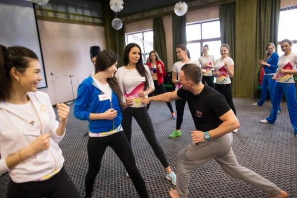 Уральские красавицы занимаются карате и готовят пиццу - Фото 1