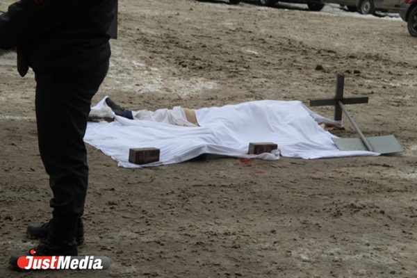 Срочно! В Екатеринбурге с «Высоцкого» упал мужчина - Фото 1