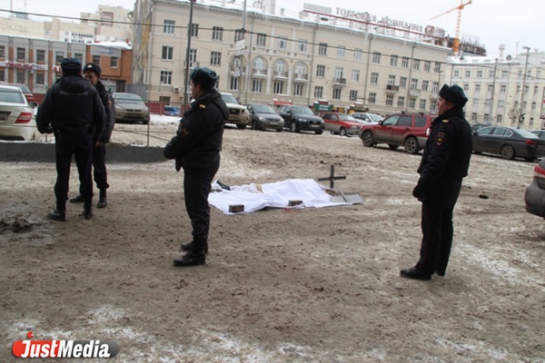 Версии ЧП у «Высоцкого»: мужчина мог сорваться, когда мыл окна, или выброситься с крыши намеренно - Фото 1