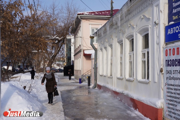 Мэрия напоминает управляющим компаниям: не можете сбить сосульки – огради тротуар сигнальной лентой - Фото 1