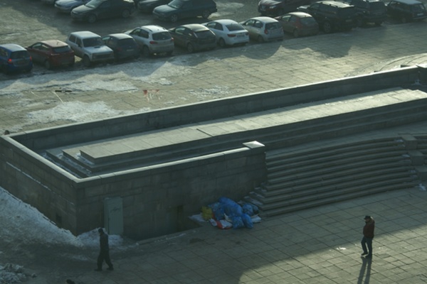 В Екатеринбурге за памятником Ленина образовалась небольшая свалка мусора - Фото 1