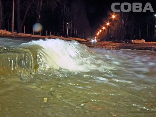 В Екатеринбурге затопило Ясную. Автолюбителям приходится искать пути объезда - Фото 1
