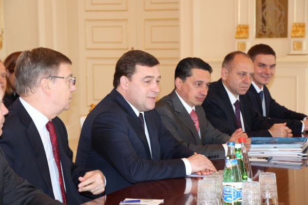 Куйвашев сосватал УВЗ и ТМК азербайджанским железнодорожникам, метростроевцам и нефтяникам - Фото 1