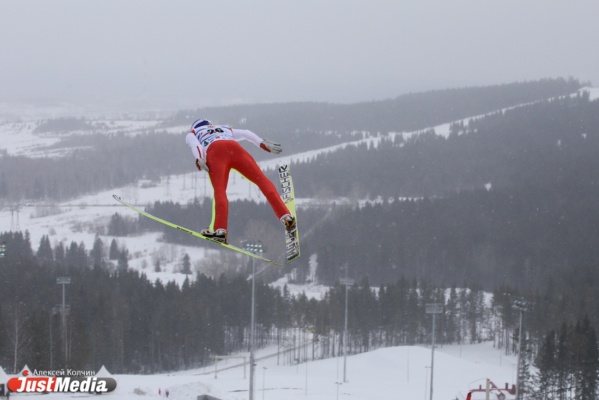 Сильный ветер на горе Долгой помешал полноценно провести Континентальный Кубок по прыжкам на лыжах с трамплина - Фото 1