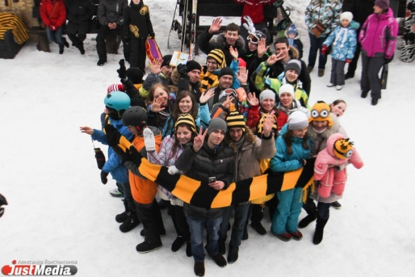 В Екатеринбурге сотни лыжников и сноубордистов массово скатились с горы - Фото 1