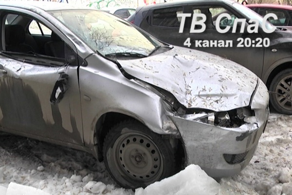 На улице Короленко с крыши пятиэтажки на автомобиль упала глыба льда - Фото 1