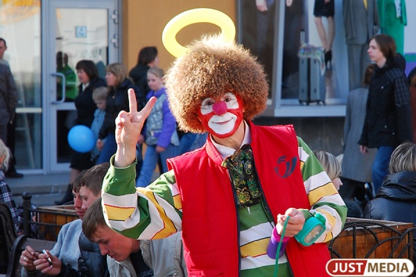 Екатеринбургские улицы заполонят клоуны - Фото 1
