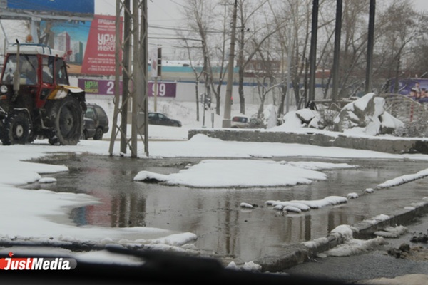 В Екатеринбурге по Космонавтов из-за разлива холодной воды образовалась огромная пробка - Фото 1