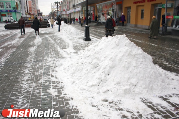 Дорожные службы Екатеринбурга усилят работы по очистке дорог от снега - Фото 1