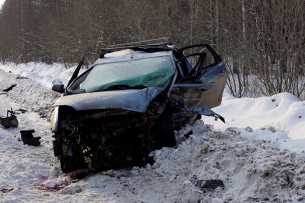 В Екатеринбурге водитель иномарки, не справившись с управлением, собрал на встречке «Форд» и ВАЗ  - Фото 1