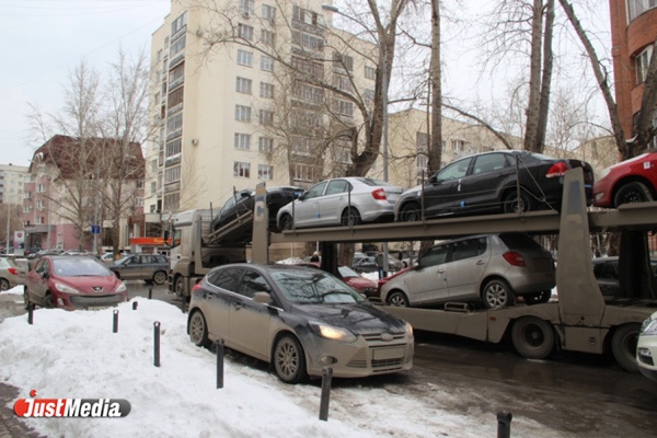 Дорожный кошмар. Тягач из Москвы, груженый машинами, перекрыл Красноармейскую из-за угроз ГИБДД о штрафе - Фото 1