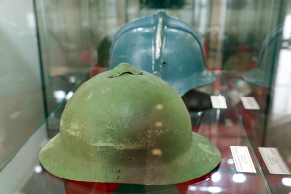 Выставка солдатских касок двух мировых войн открылась в Музее военной техники - Фото 1
